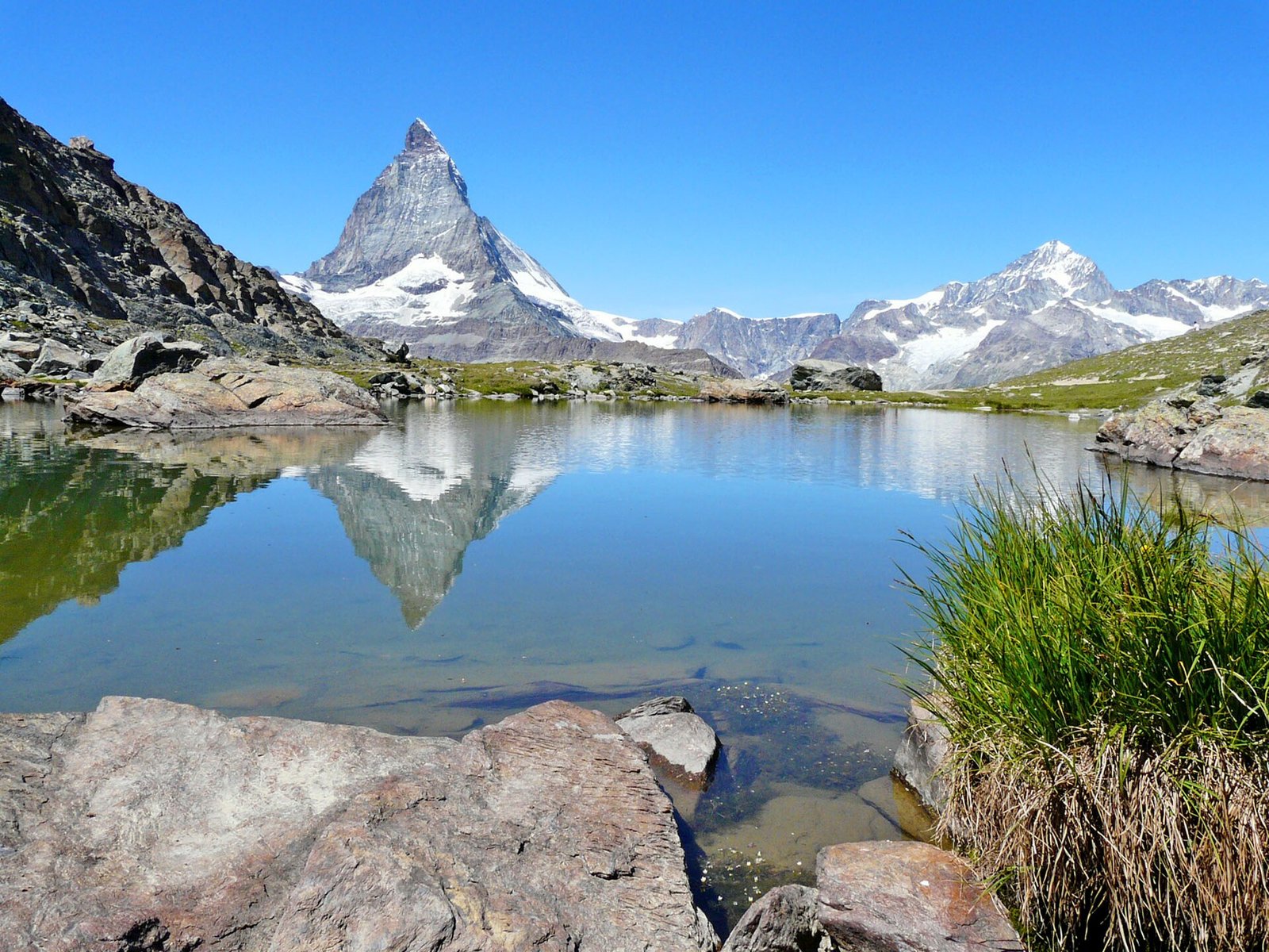 Sommet des Alpes suisses se reflétant dans un lac de montagne